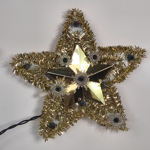 A RED AND WHITE ORNAMENT COLLECTION WITH A GOLDEN LIGHT UP STAR - Picture 10 of 11